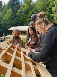 Ici l'atelier charpentes avec pose de tavaillons,