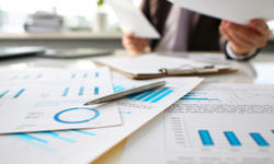photo-homme-tudiant-des-statistiques-et-enqu-tes-1