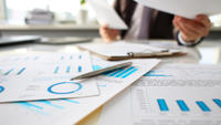 photo-homme-tudiant-des-statistiques-et-enqu-tes-1