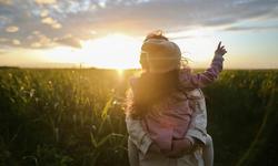 enfant et educateur coucher de soleil