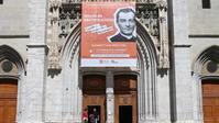 cathedrale avec affiche beatification.jpg