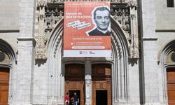 cathedrale avec affiche beatification.jpg