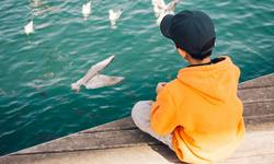 Enfant de dos face au lac