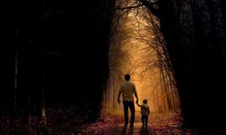 Enfant et educateur sur un chemin vers lumiere for