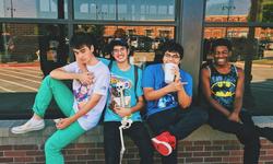 ado - groupe de jeunes assis sur un muret